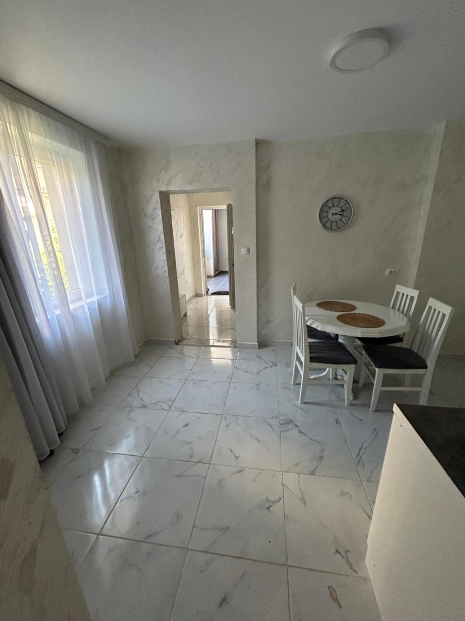 Sweet White In City Belgrado Buitenkant foto